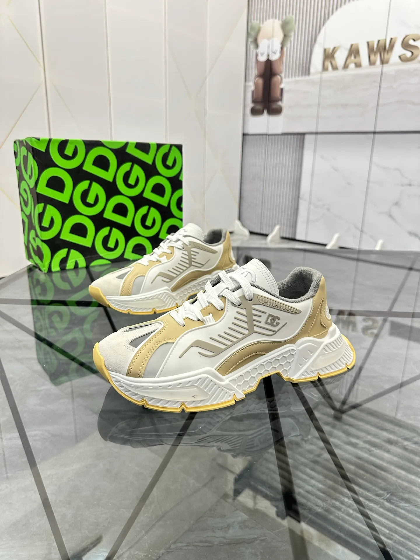 Men's shoes: 💰P560¥ Product trademark: DG "Dolce & Gabbana" low-top casual shoes Regular size: 35-44 (can be customized to 45.46) Couple style Product materials: Upper imported cowhide stitching original material, breathable lining, original outsole. Number: 803